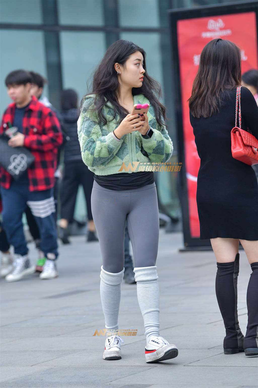 图片[3]-灰色紧身瑜珈裤美女-街拍流行馆