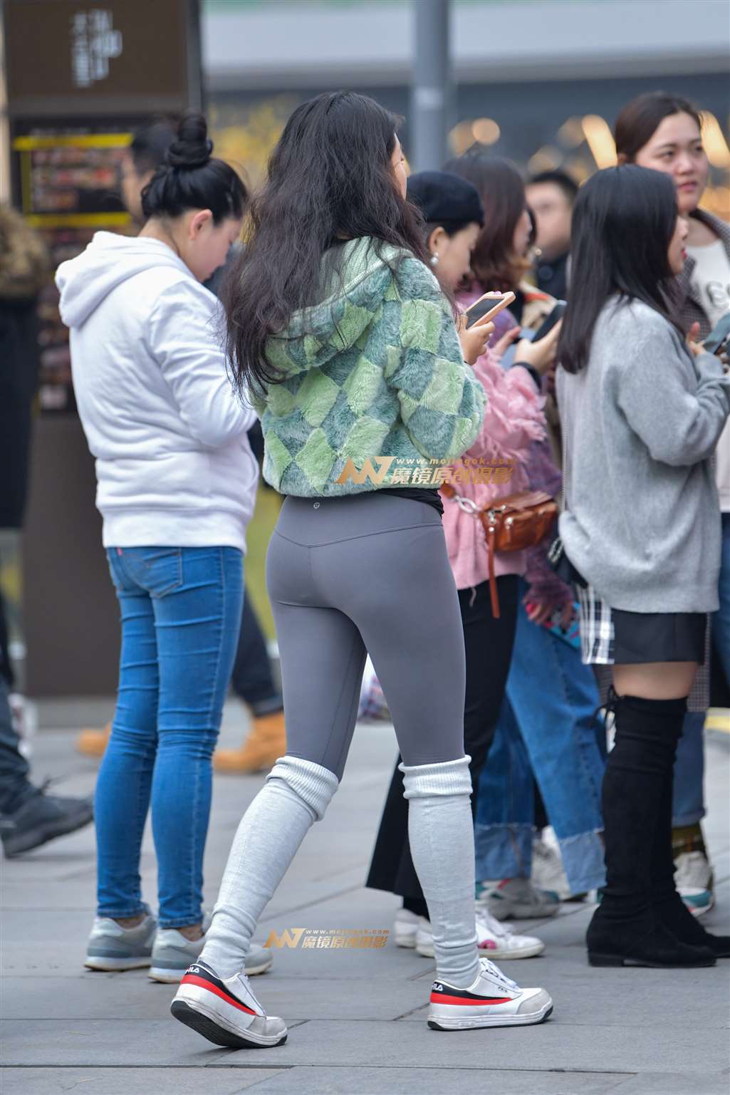 图片[5]-灰色紧身瑜珈裤美女-街拍流行馆