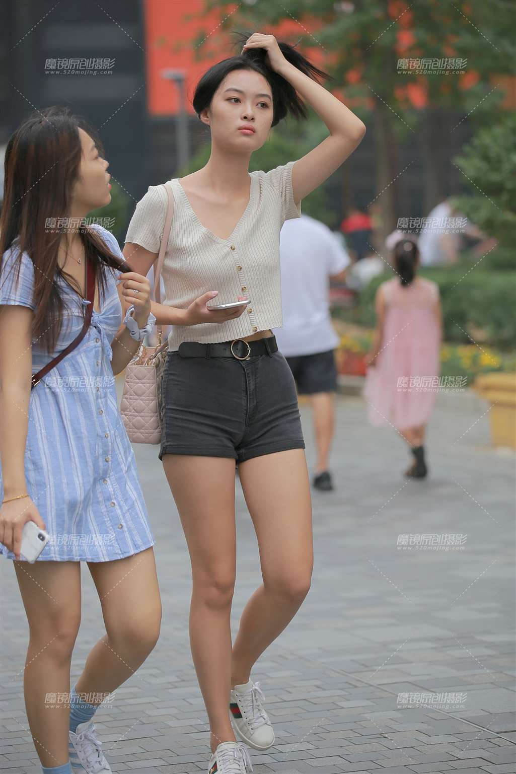图片[1]-热裤学生妹-街拍流行馆