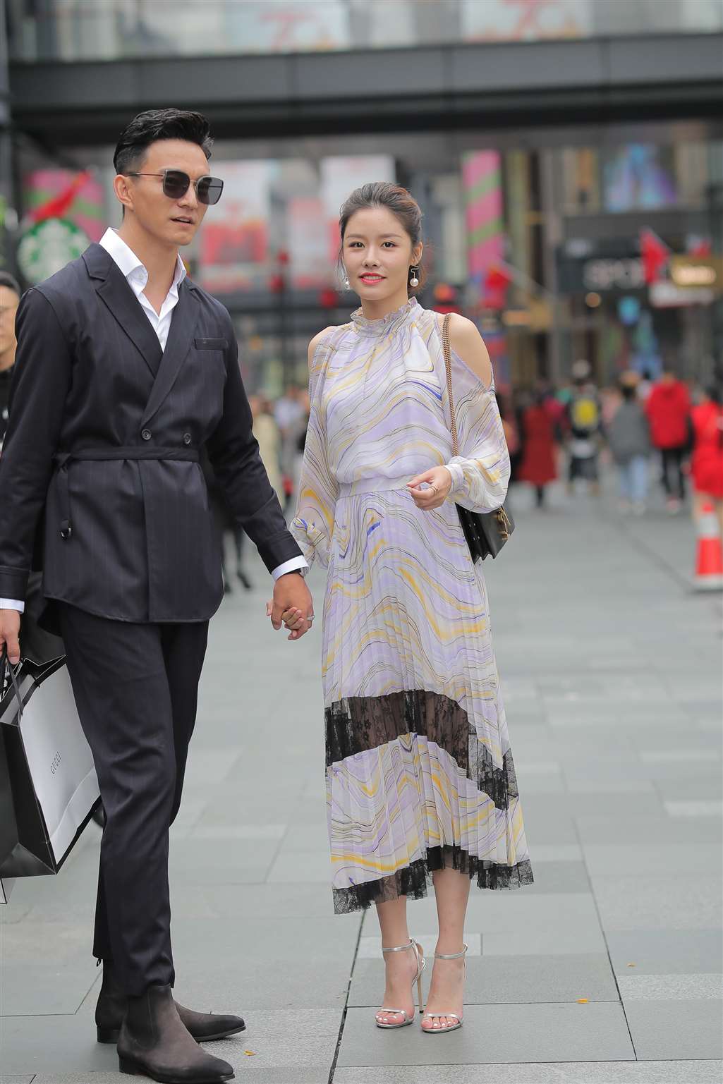 图片[1]-郎才女貌 气质出众-街拍流行馆