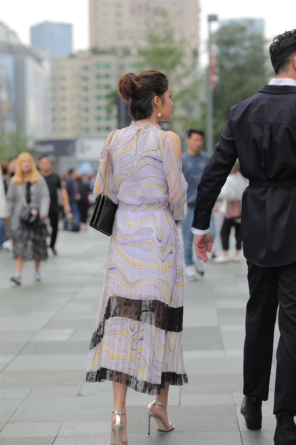 图片[2]-郎才女貌 气质出众-街拍流行馆