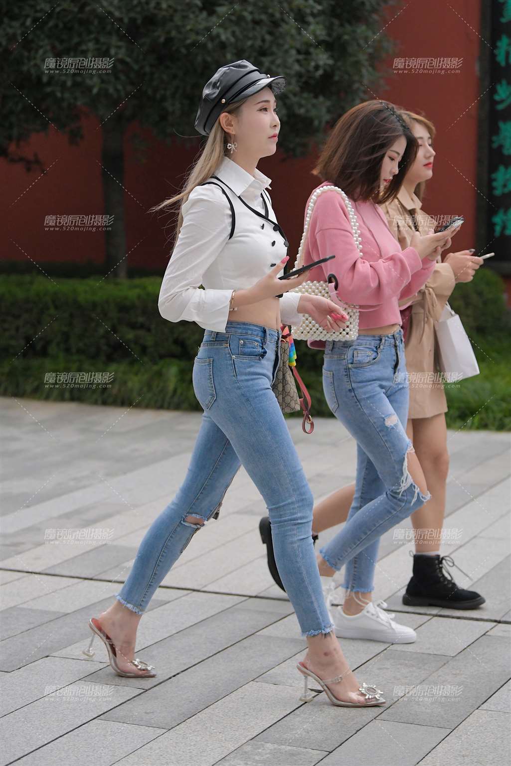 图片[1]-甜美，可爱翘臀紧牛小姐姐-街拍流行馆