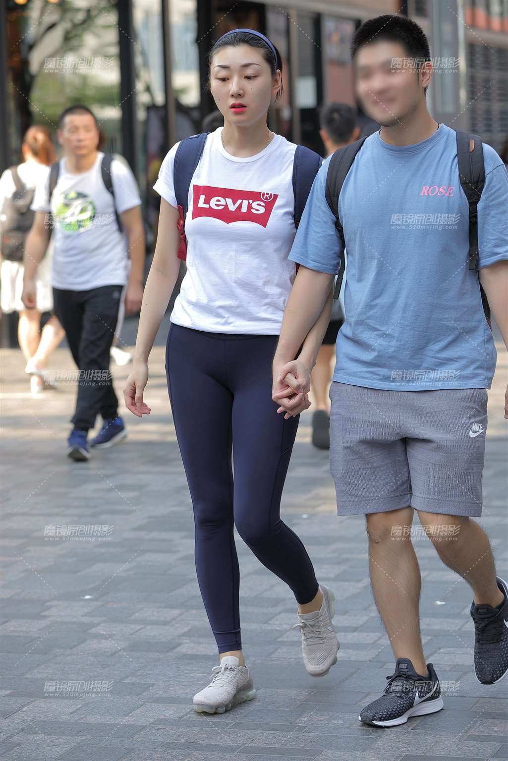图片[1]-长腿紧身裤女友-街拍流行馆
