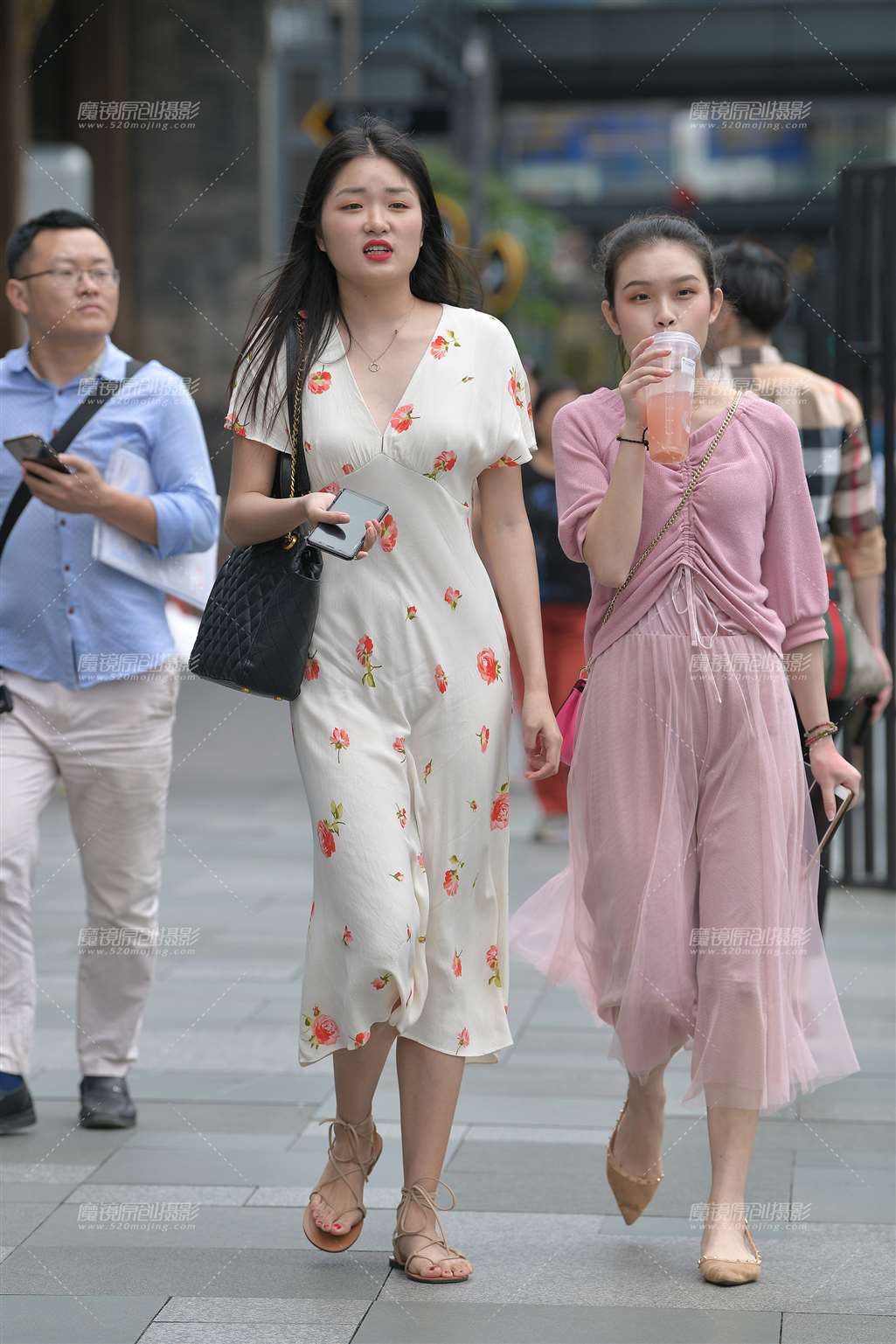 图片[1]-这裙子，蛮贴身的，好看~-街拍流行馆