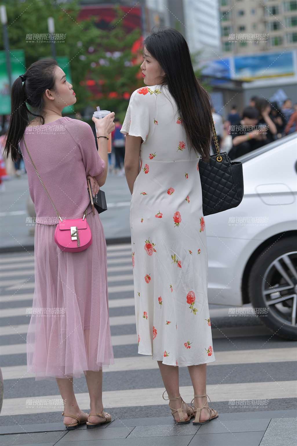 图片[2]-这裙子，蛮贴身的，好看~-街拍流行馆
