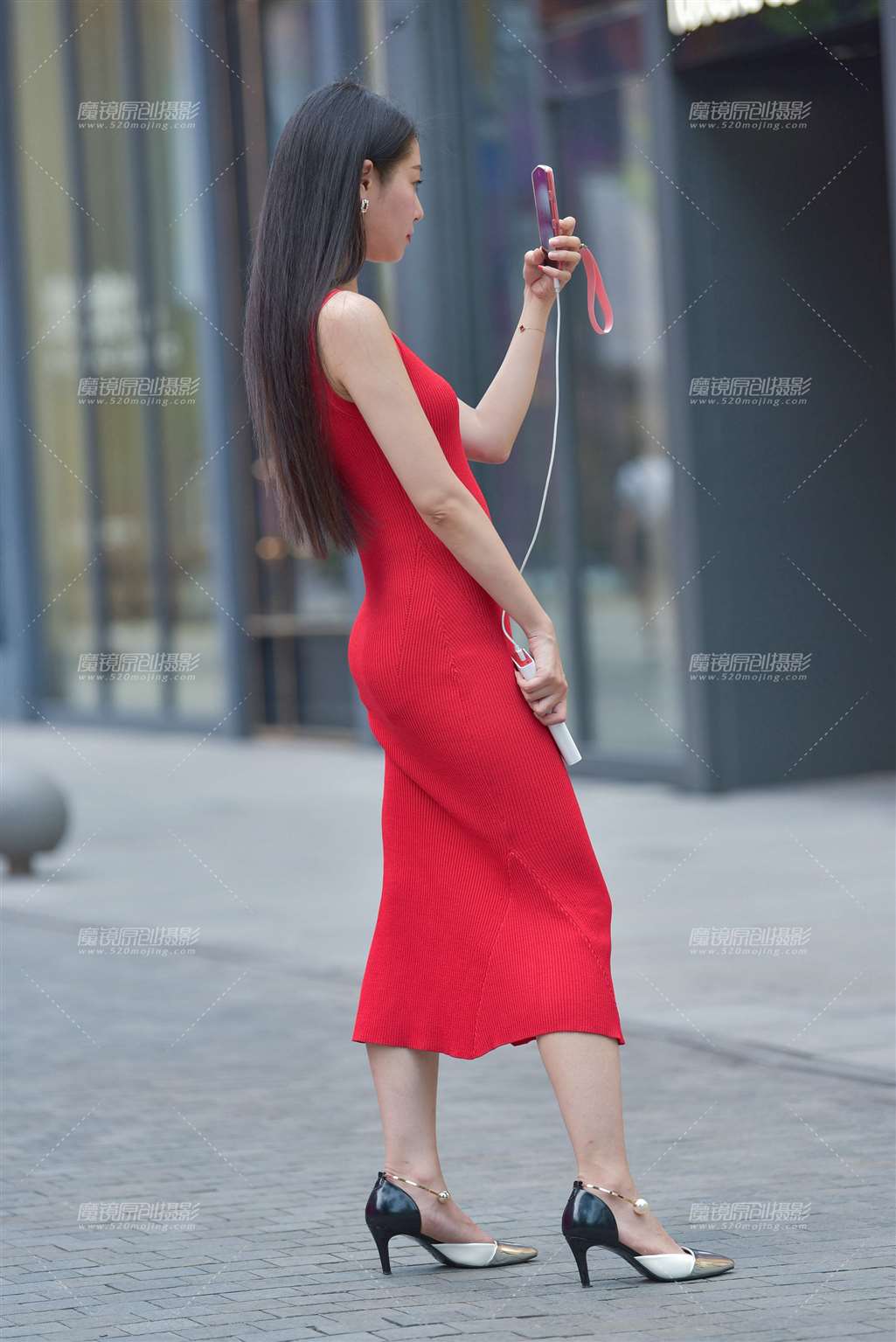 图片[2]-红色吊带裙美女-街拍流行馆