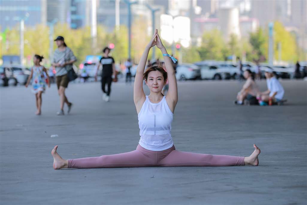 图片[3]-练瑜伽的小姐姐-街拍流行馆