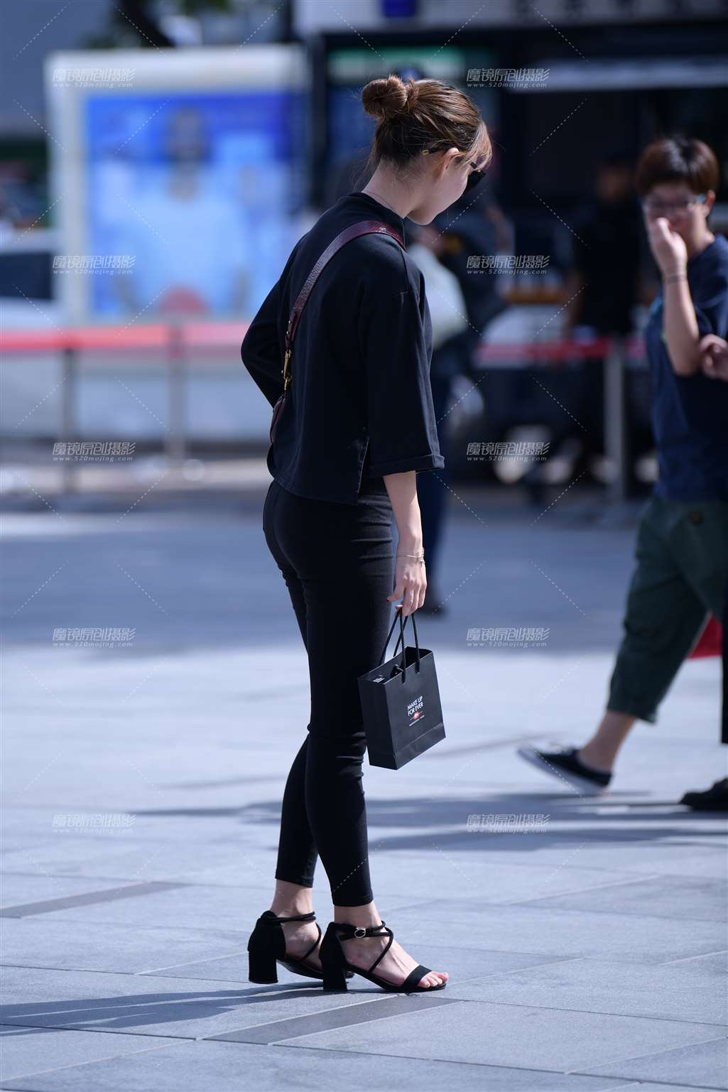 图片[1]-第1561篇黑裤紧身美女-街拍流行馆
