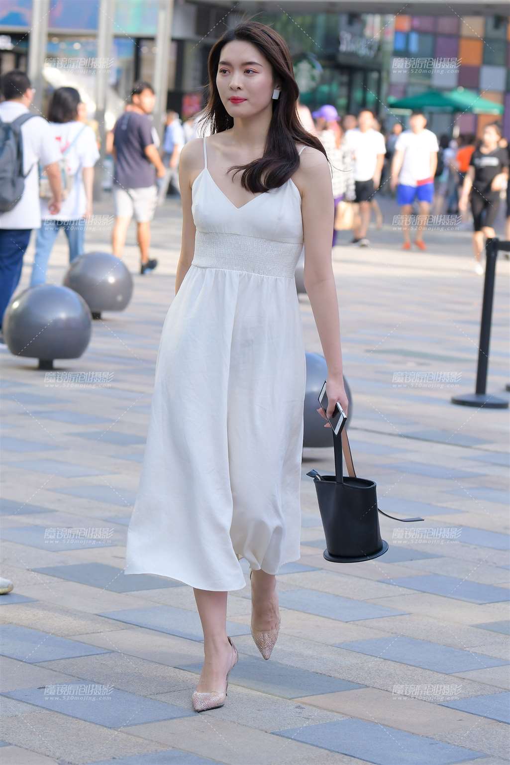 图片[1]-白裙美女-街拍流行馆