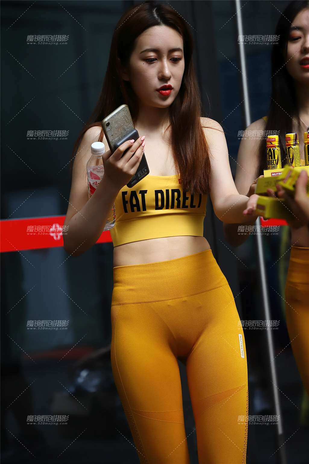 图片[1]-紧身服小黄人-街拍流行馆