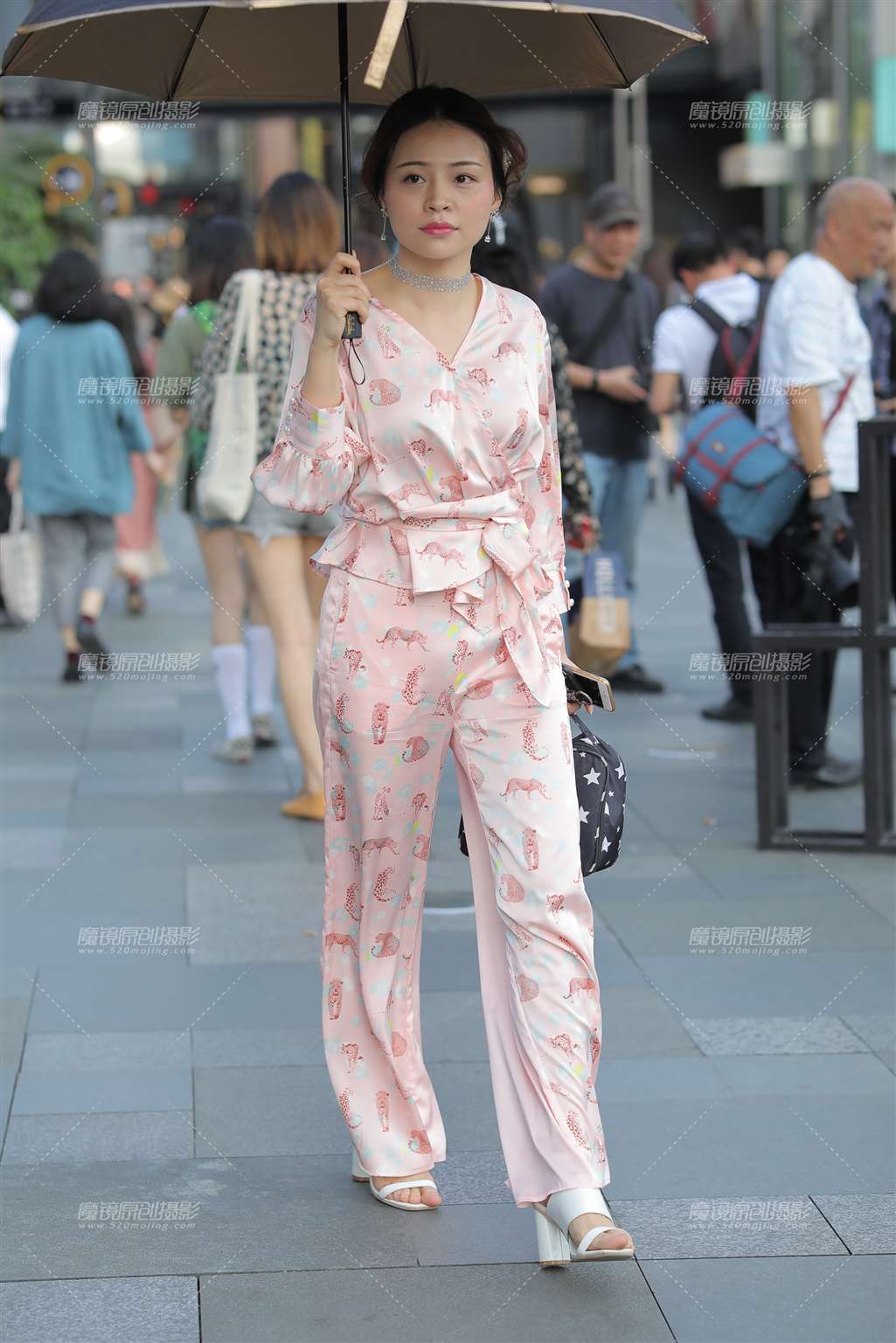 图片[1]-美妇人出街-街拍流行馆