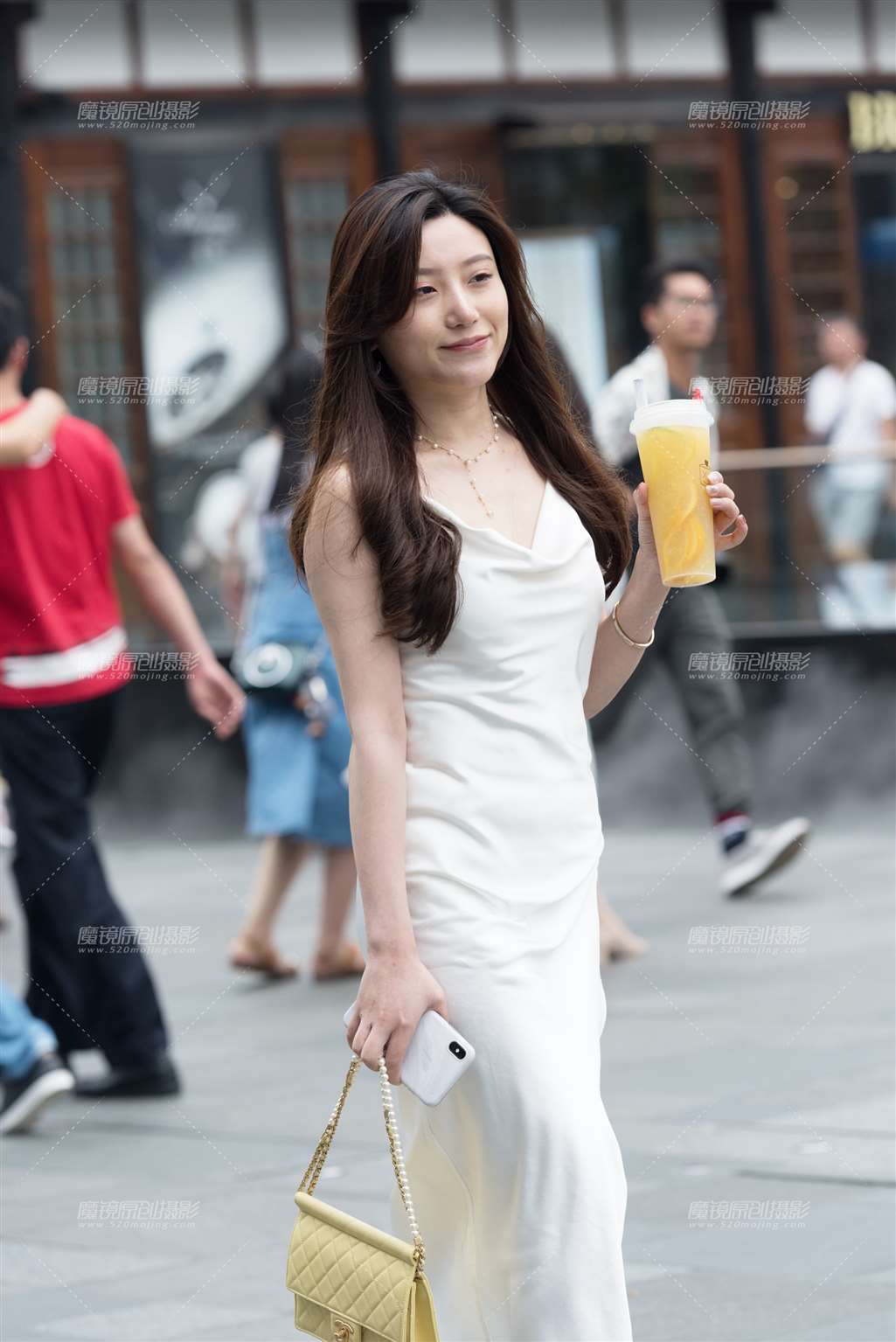 图片[3]-喝奶茶的美女-街拍流行馆