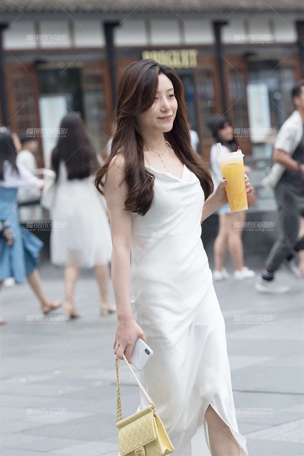 图片[4]-喝奶茶的美女-街拍流行馆