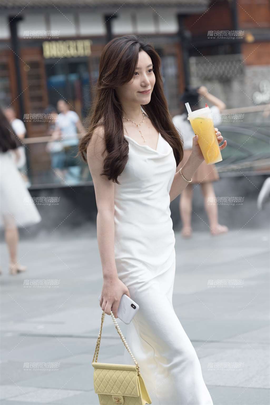 图片[5]-喝奶茶的美女-街拍流行馆