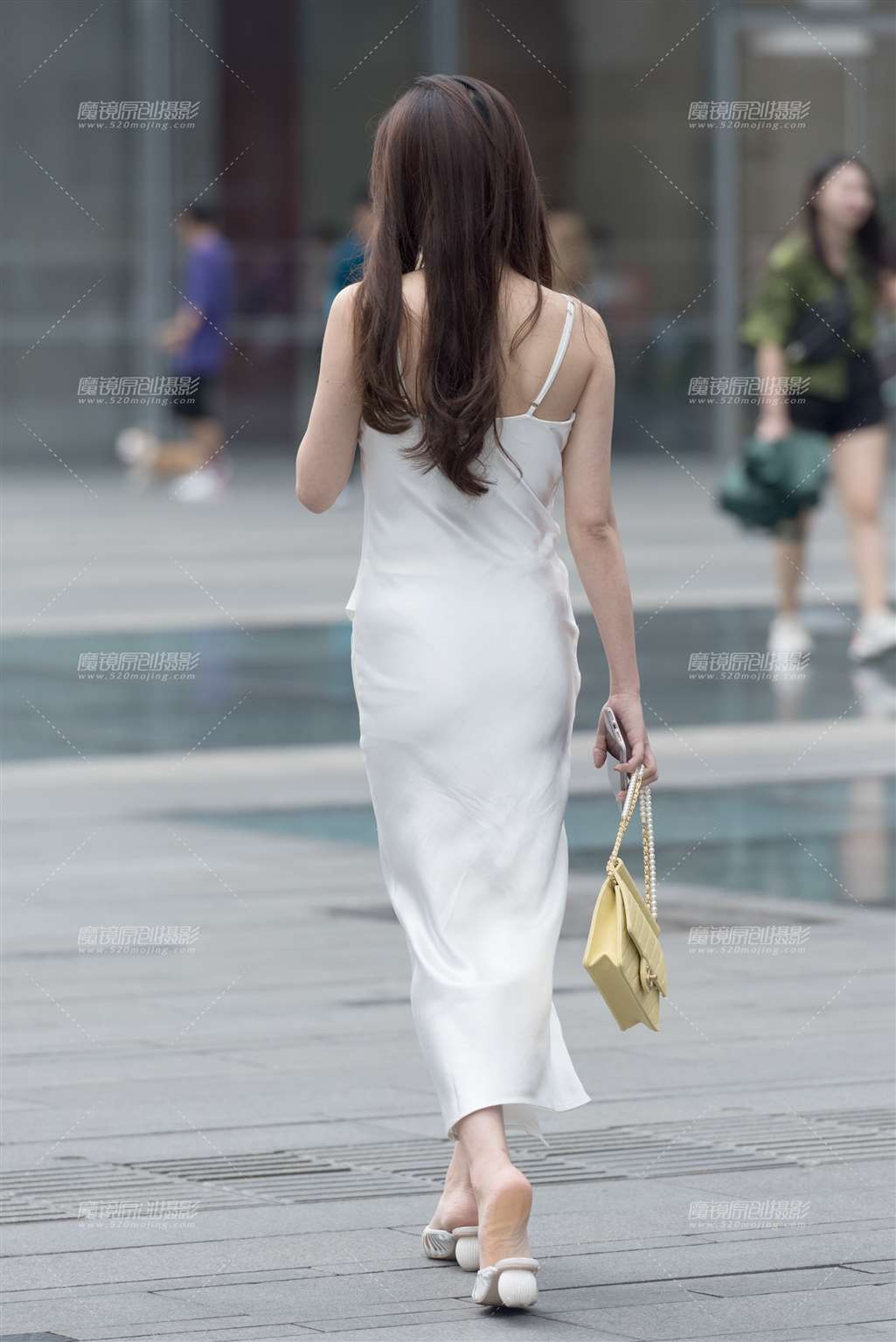 图片[2]-喝奶茶的美女-街拍流行馆