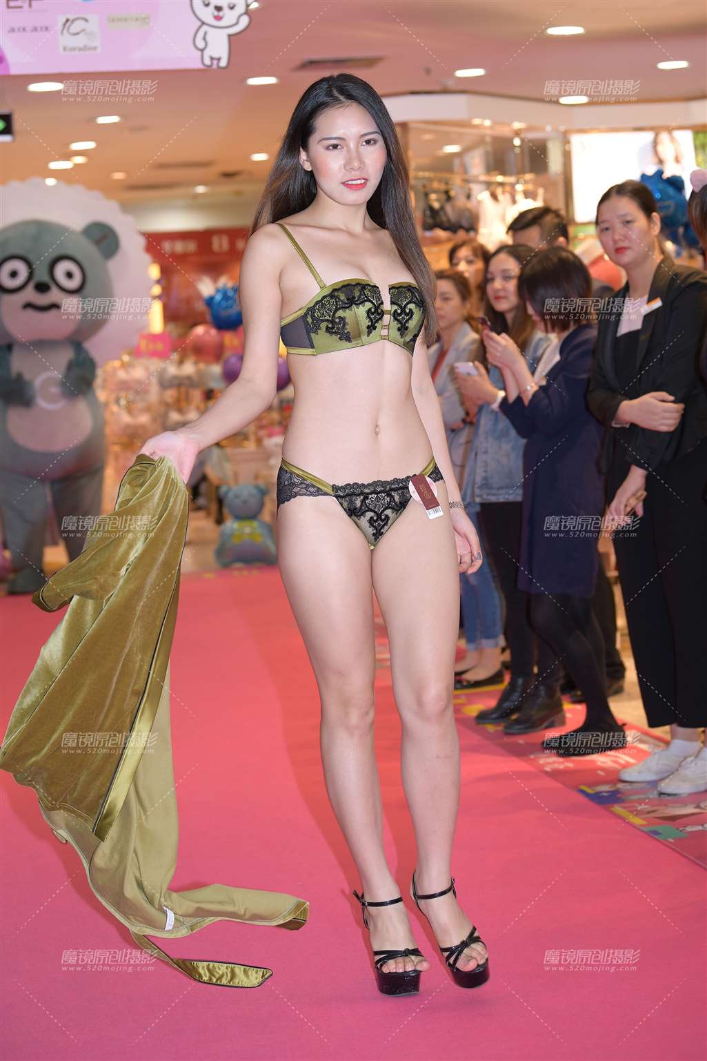 图片[1]-似否记得她？性感吗她这套内衣?-街拍流行馆