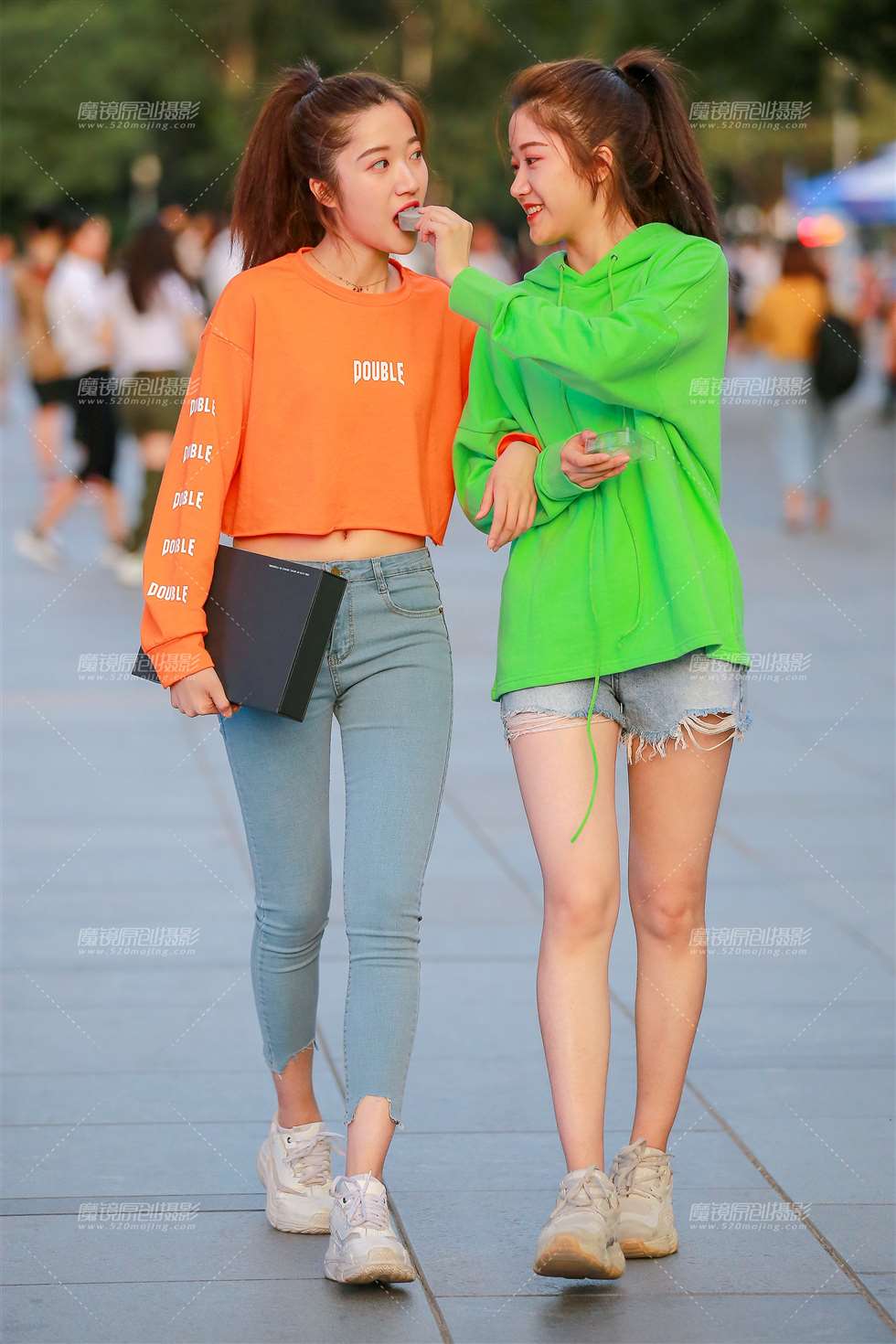 图片[1]-双胞胎姐妹-街拍流行馆