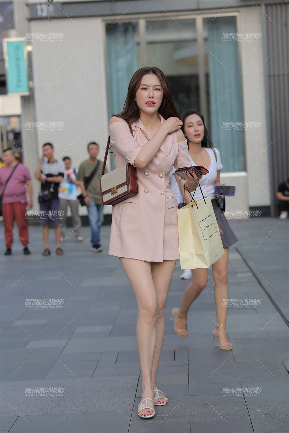 图片[4]-大长腿美女-街拍流行馆