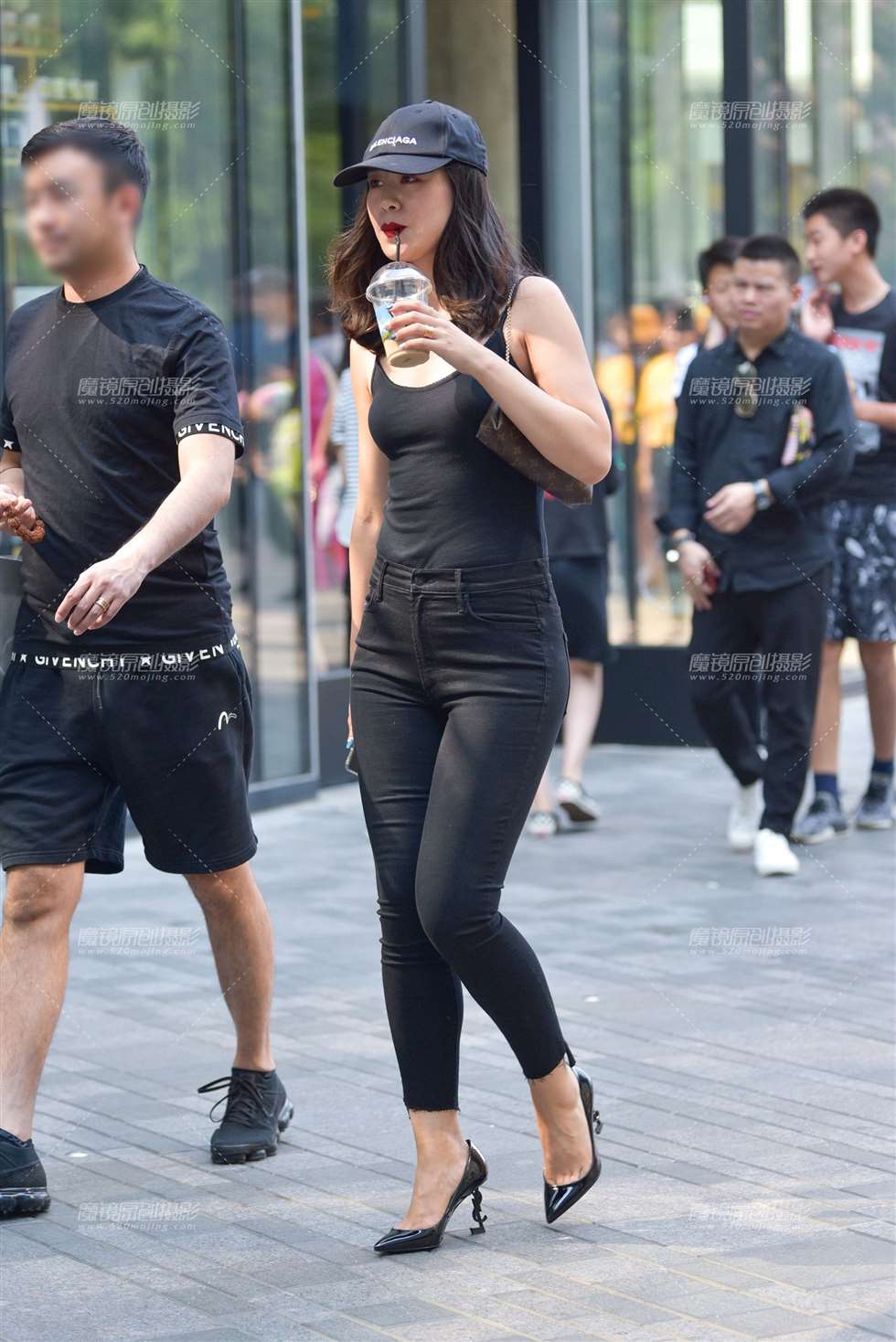 图片[3]-高个紧牛女-街拍流行馆