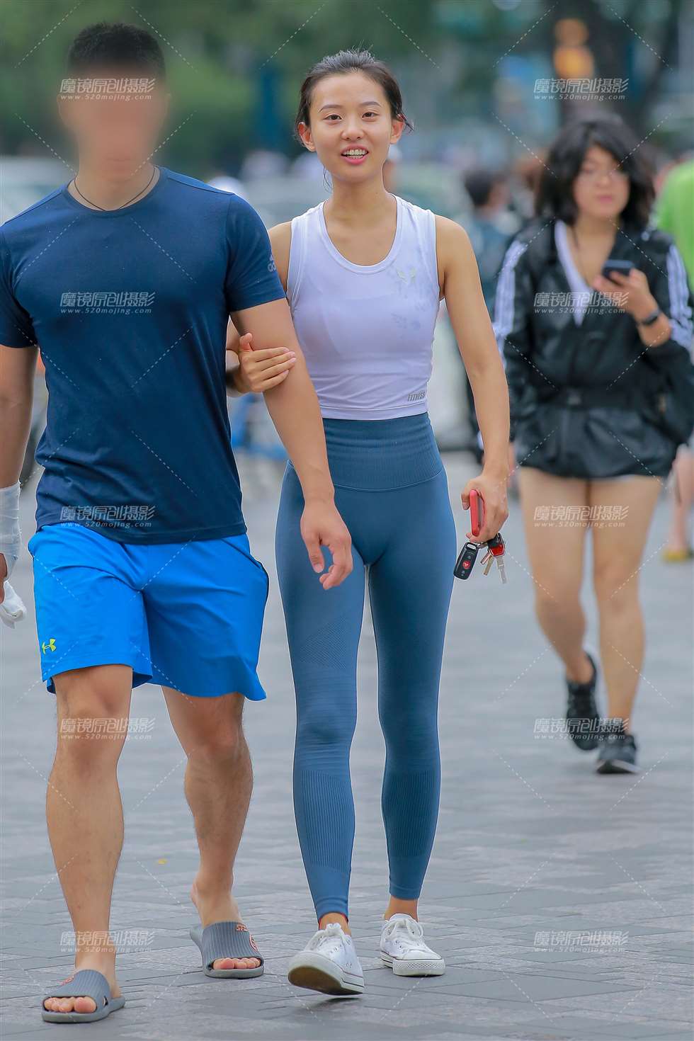 图片[1]-深蓝瑜伽服小妹-街拍流行馆