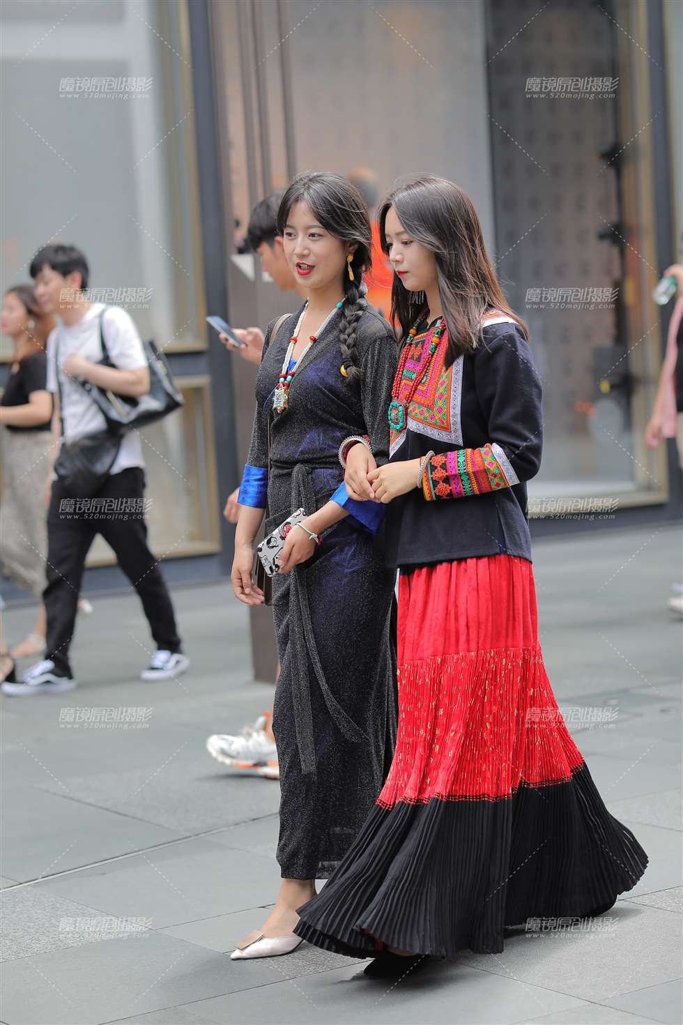 图片[2]-两个漂亮的新疆女孩儿-街拍流行馆