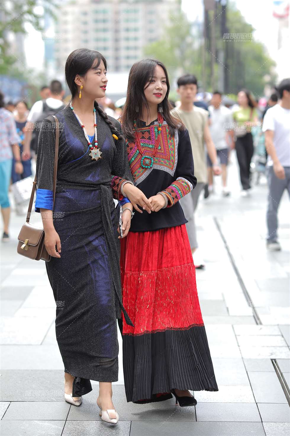 图片[1]-两个漂亮的新疆女孩儿-街拍流行馆
