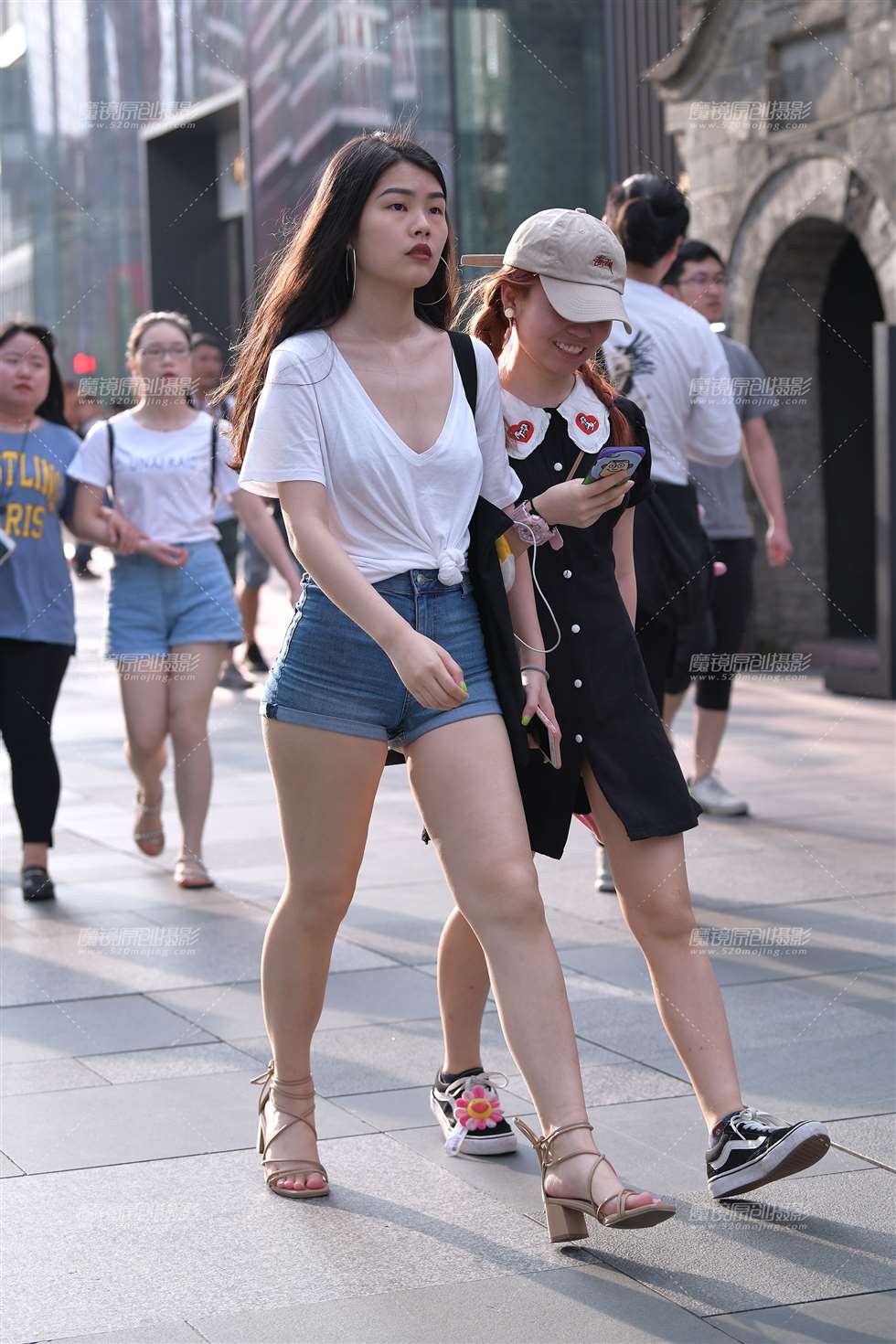 图片[5]-绷紧热裤女孩-街拍流行馆