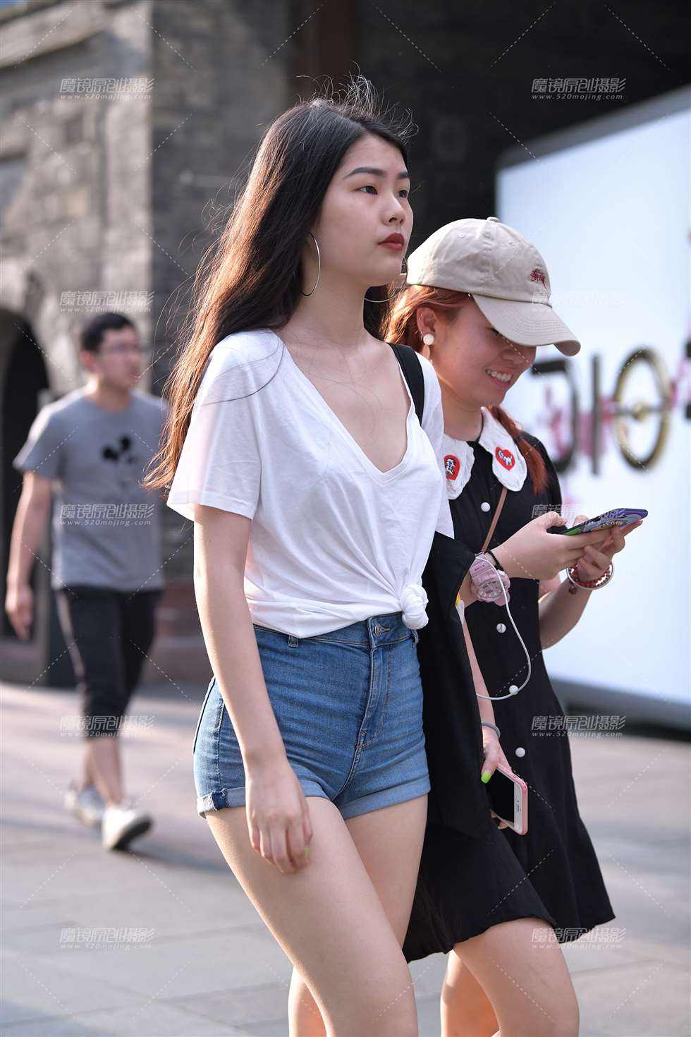 图片[1]-绷紧热裤女孩-街拍流行馆