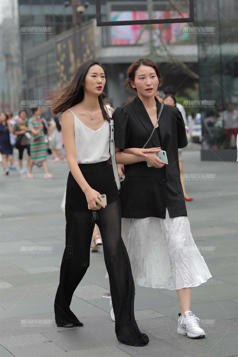 图片[1]-抢眼的网网裤-街拍流行馆