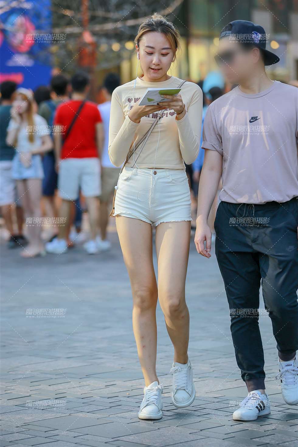 图片[5]-白色热裤女友-街拍流行馆
