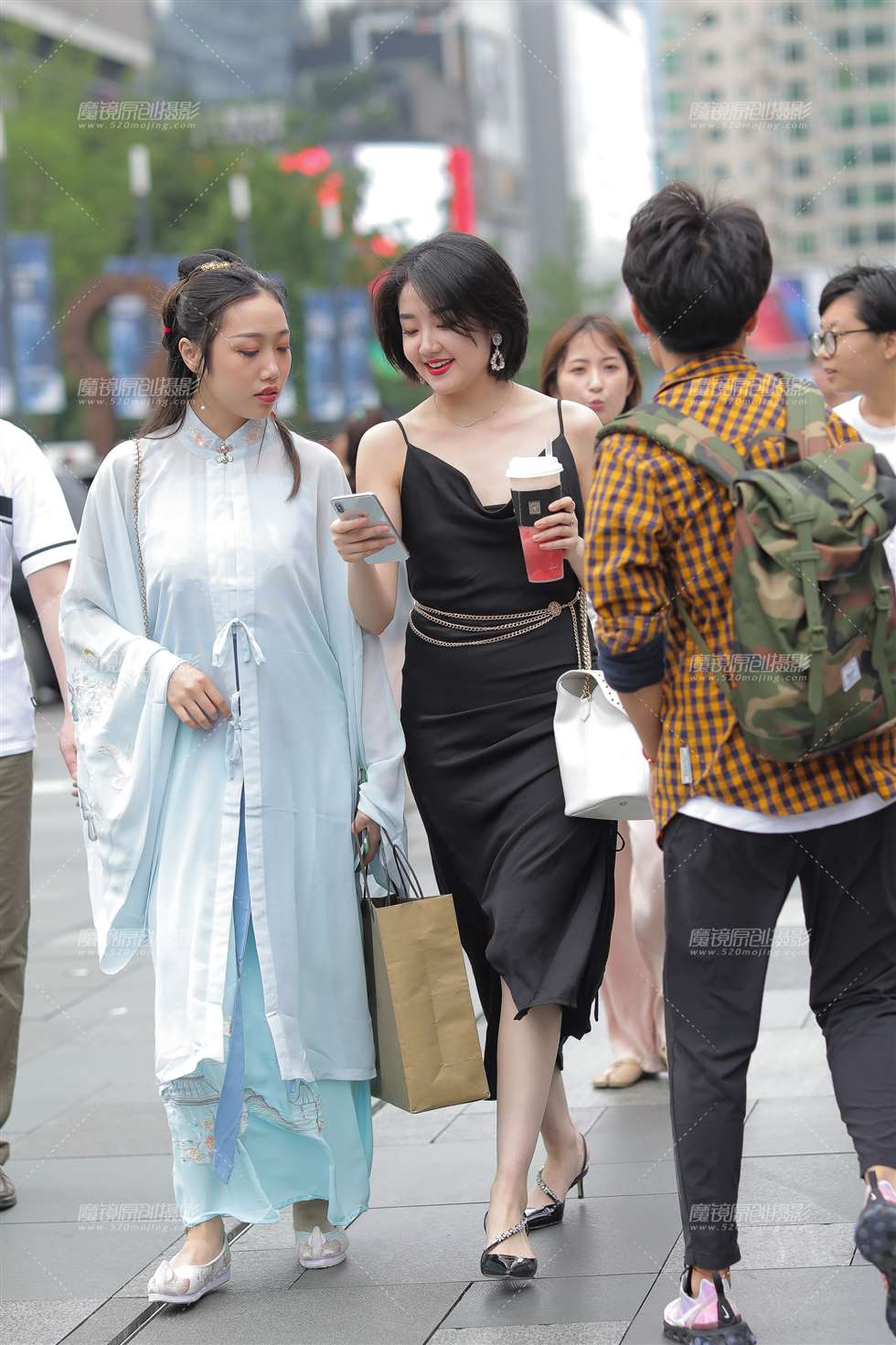 图片[1]-甜美耐看的短发女孩-街拍流行馆
