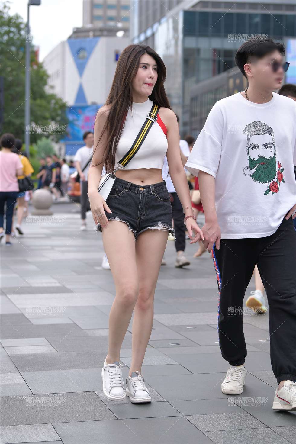 图片[1]-性感，热裤美腿女友-街拍流行馆
