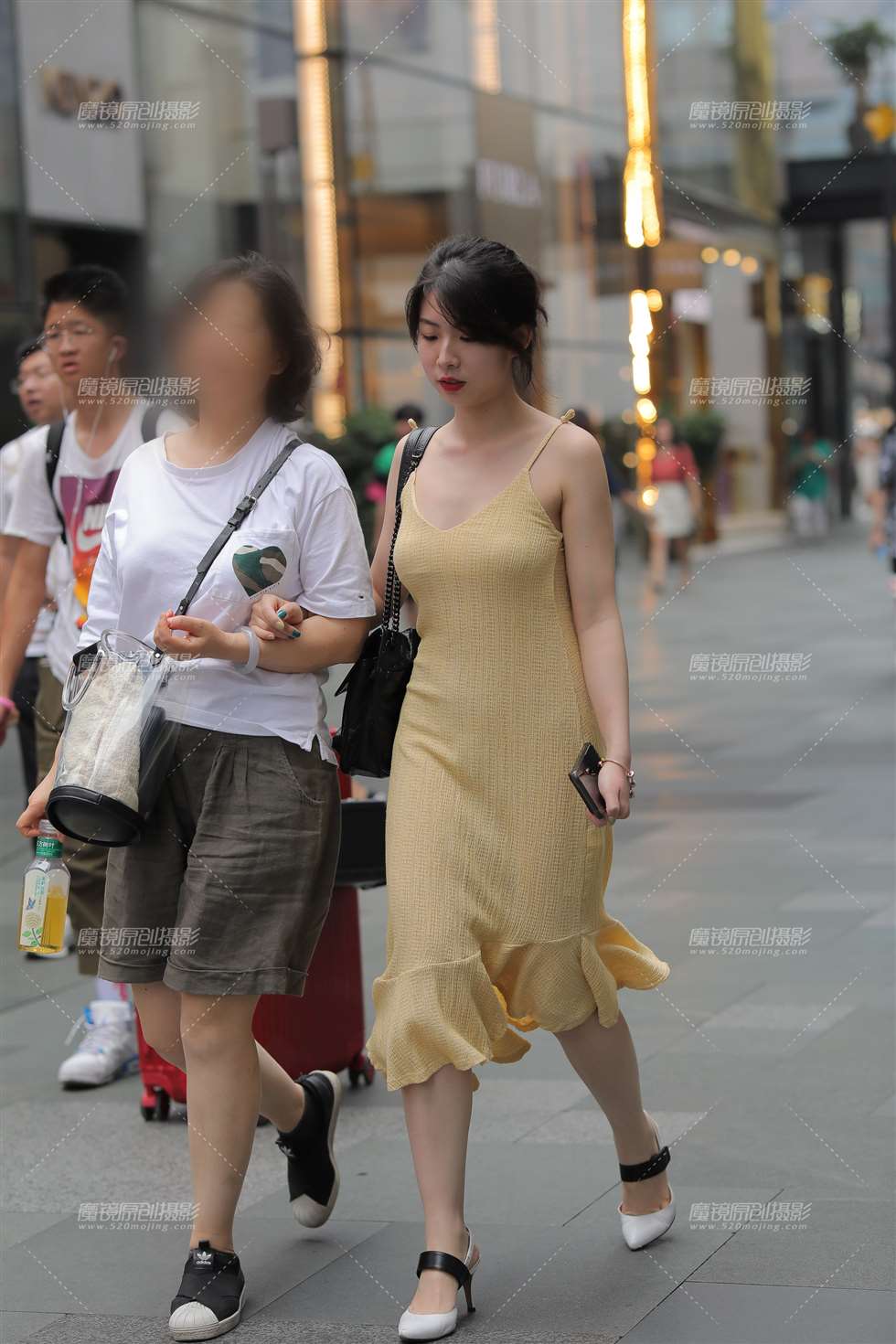 图片[1]-黄裙美眉-街拍流行馆
