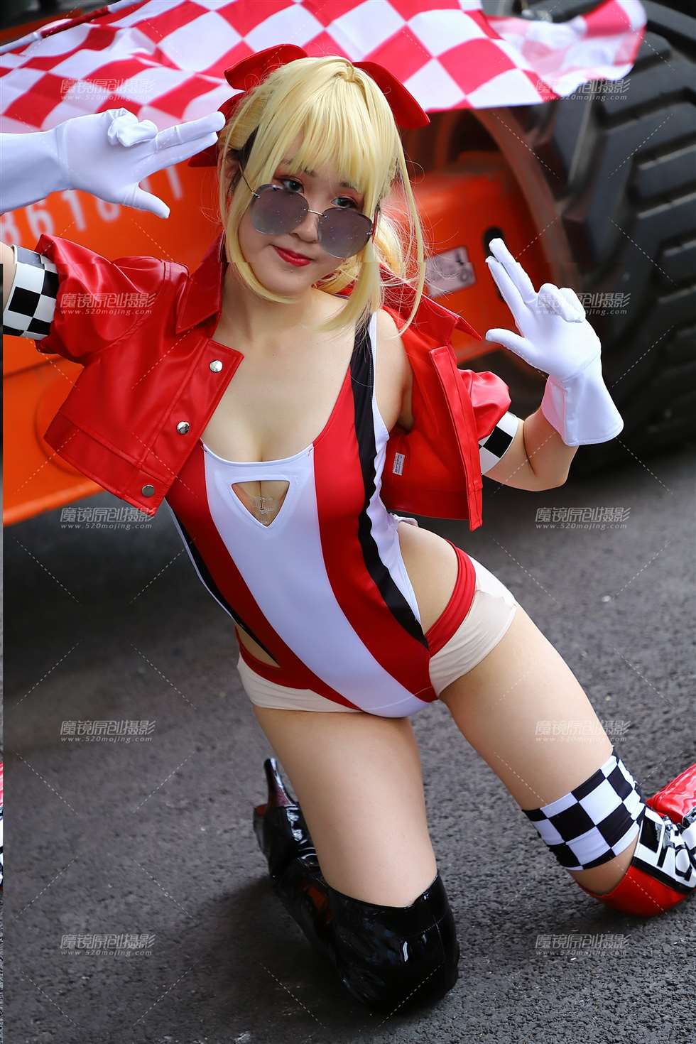 图片[3]-戴墨镜的红色的赛车服coser-街拍流行馆