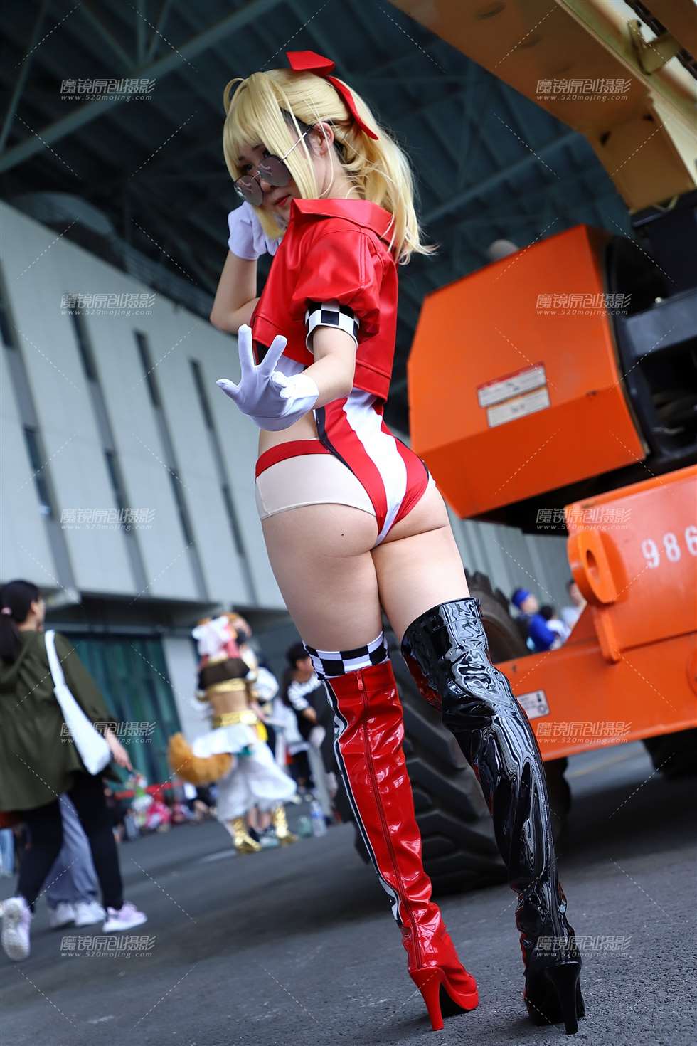 图片[2]-戴墨镜的红色的赛车服coser-街拍流行馆