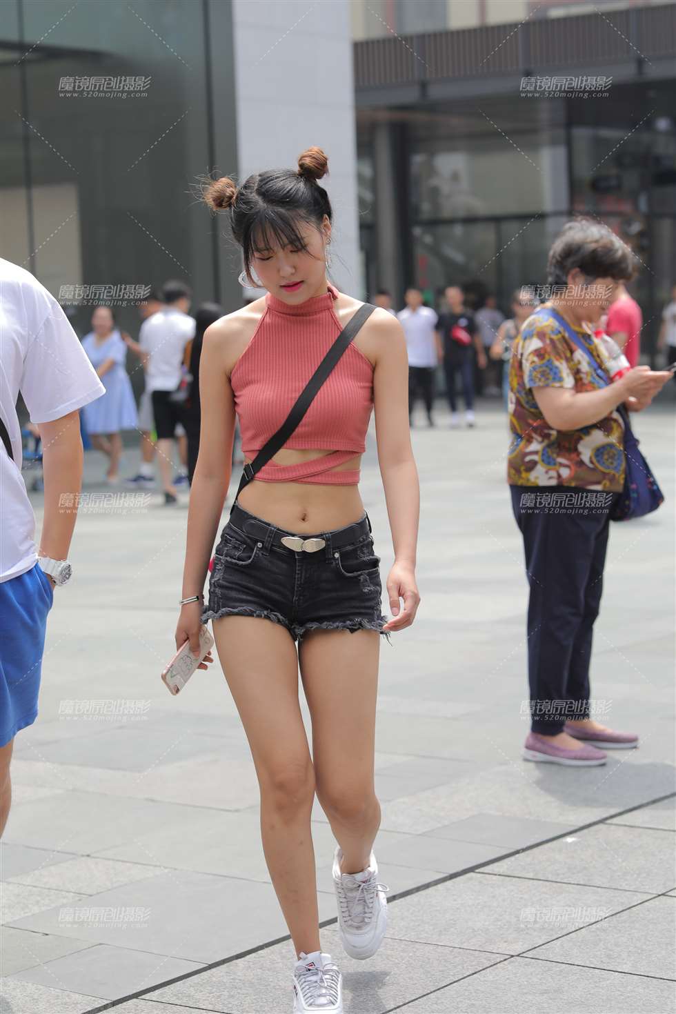 图片[1]-熱褲小妹-街拍流行馆