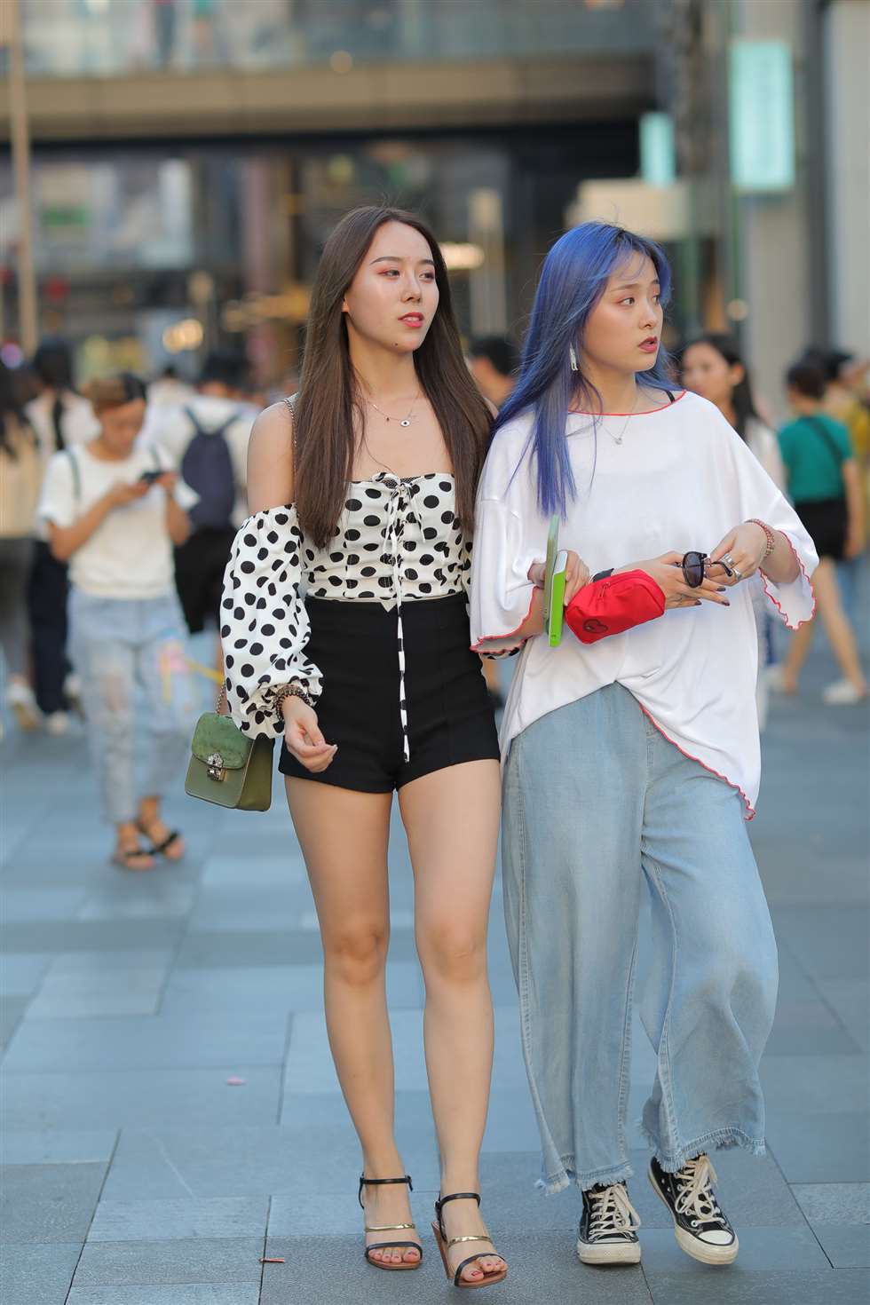 图片[1]-热裤香肩-街拍流行馆