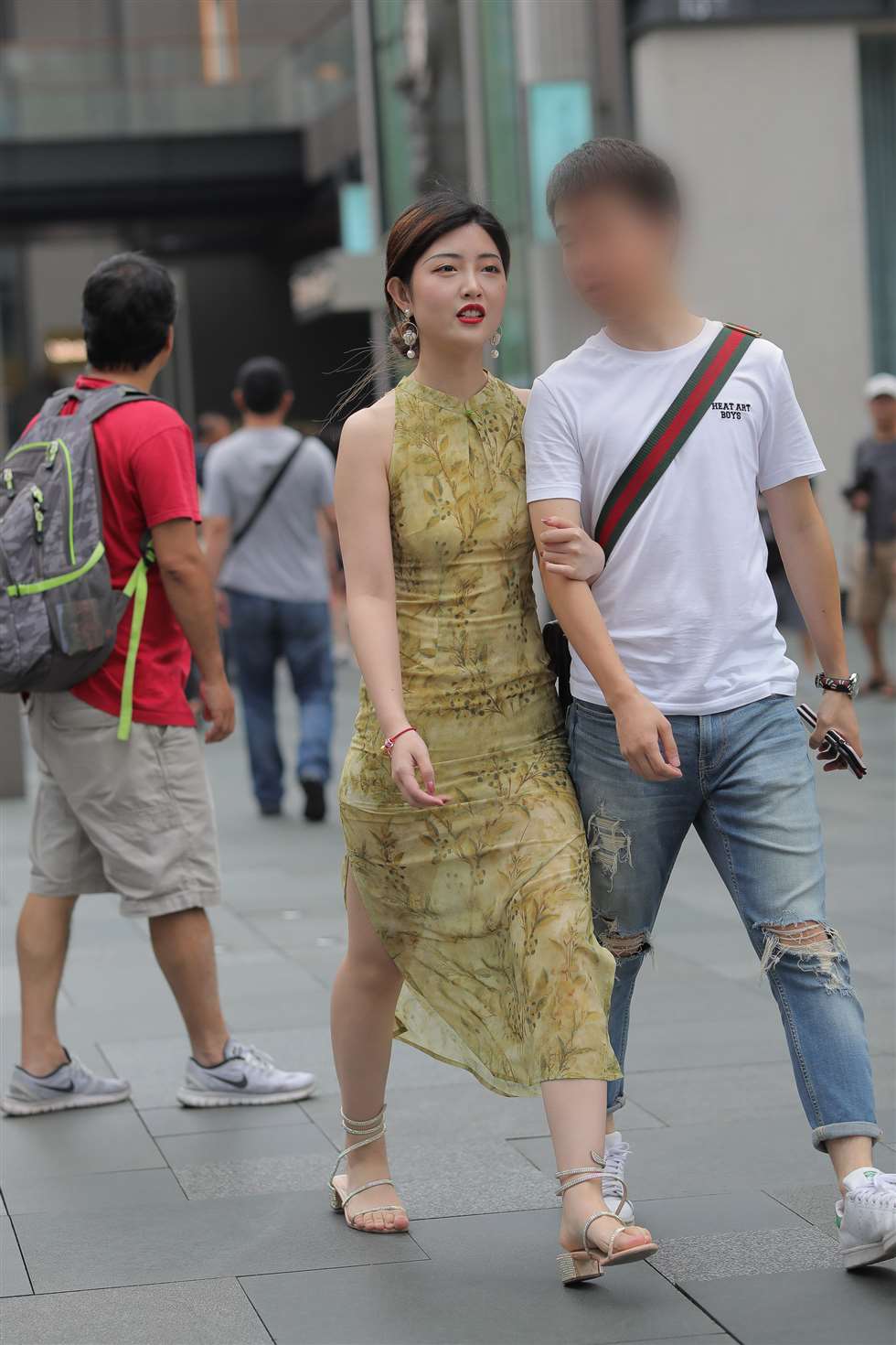 图片[1]-曼妙身材 旗袍美-街拍流行馆