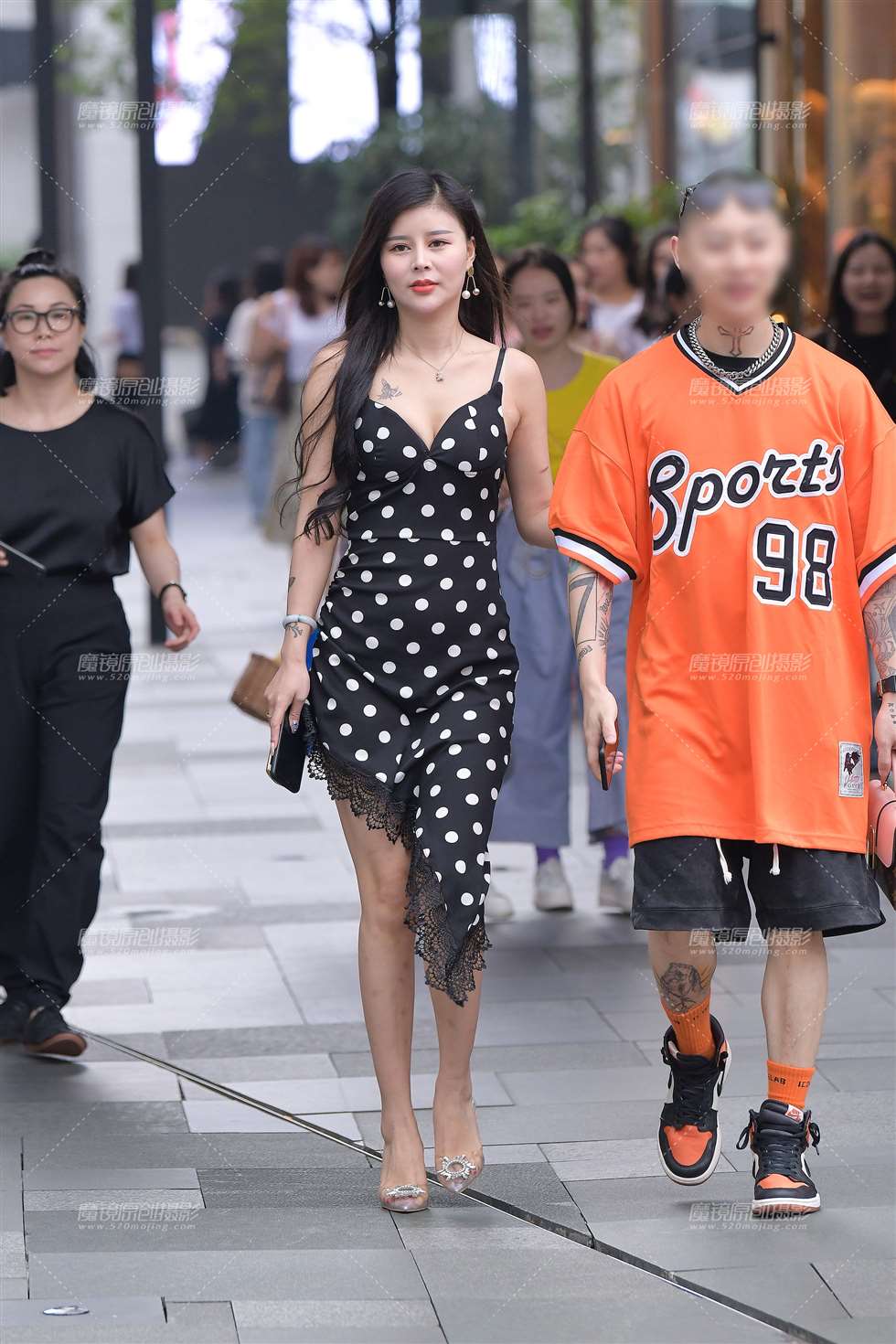 图片[3]-性感吊带裙的女人-街拍流行馆