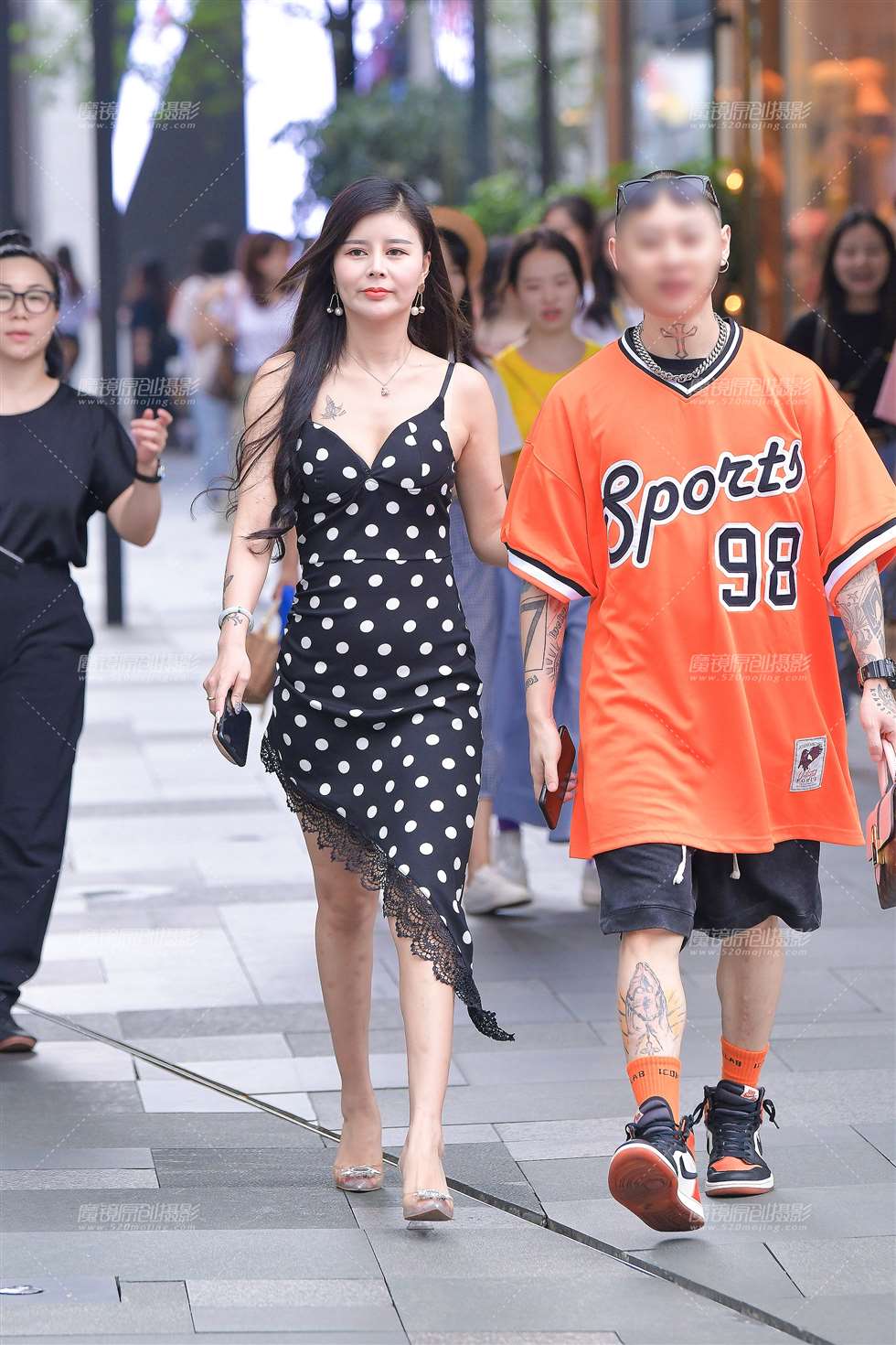 图片[4]-性感吊带裙的女人-街拍流行馆