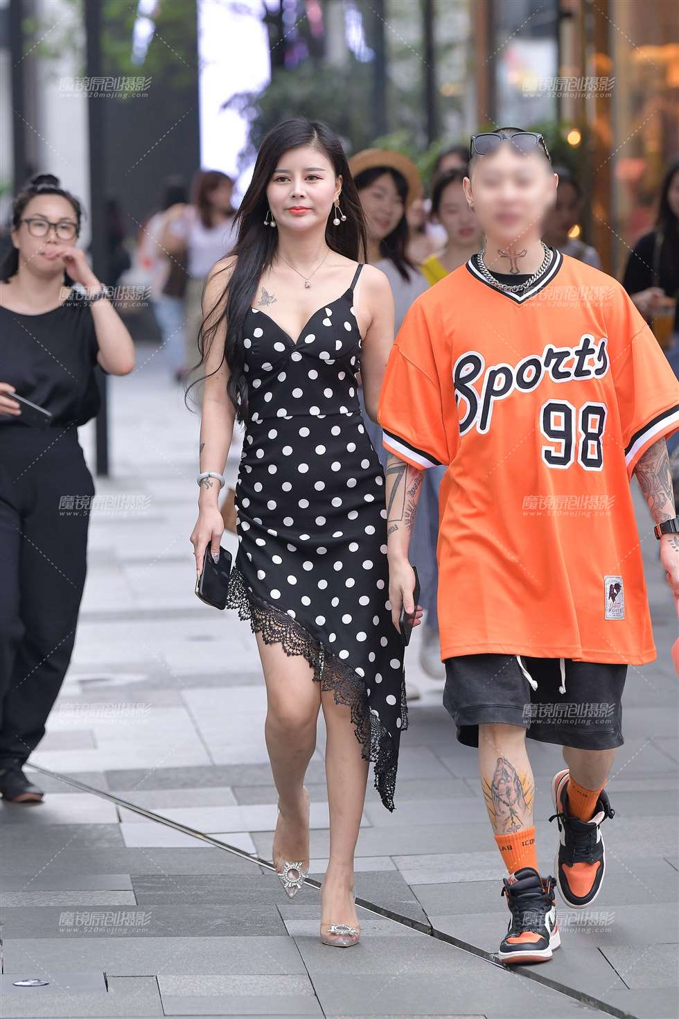 图片[5]-性感吊带裙的女人-街拍流行馆