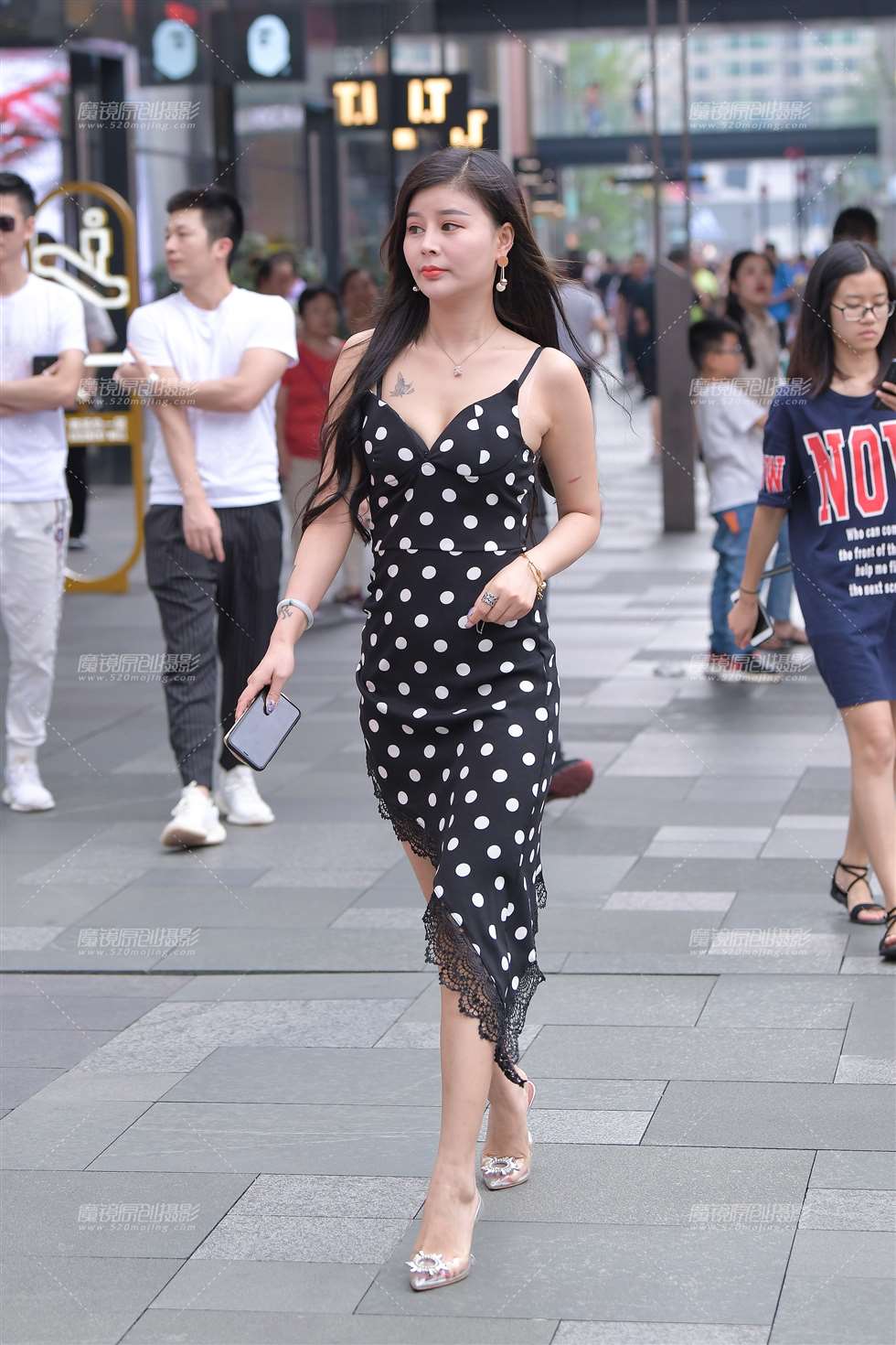 图片[1]-性感吊带裙的女人-街拍流行馆