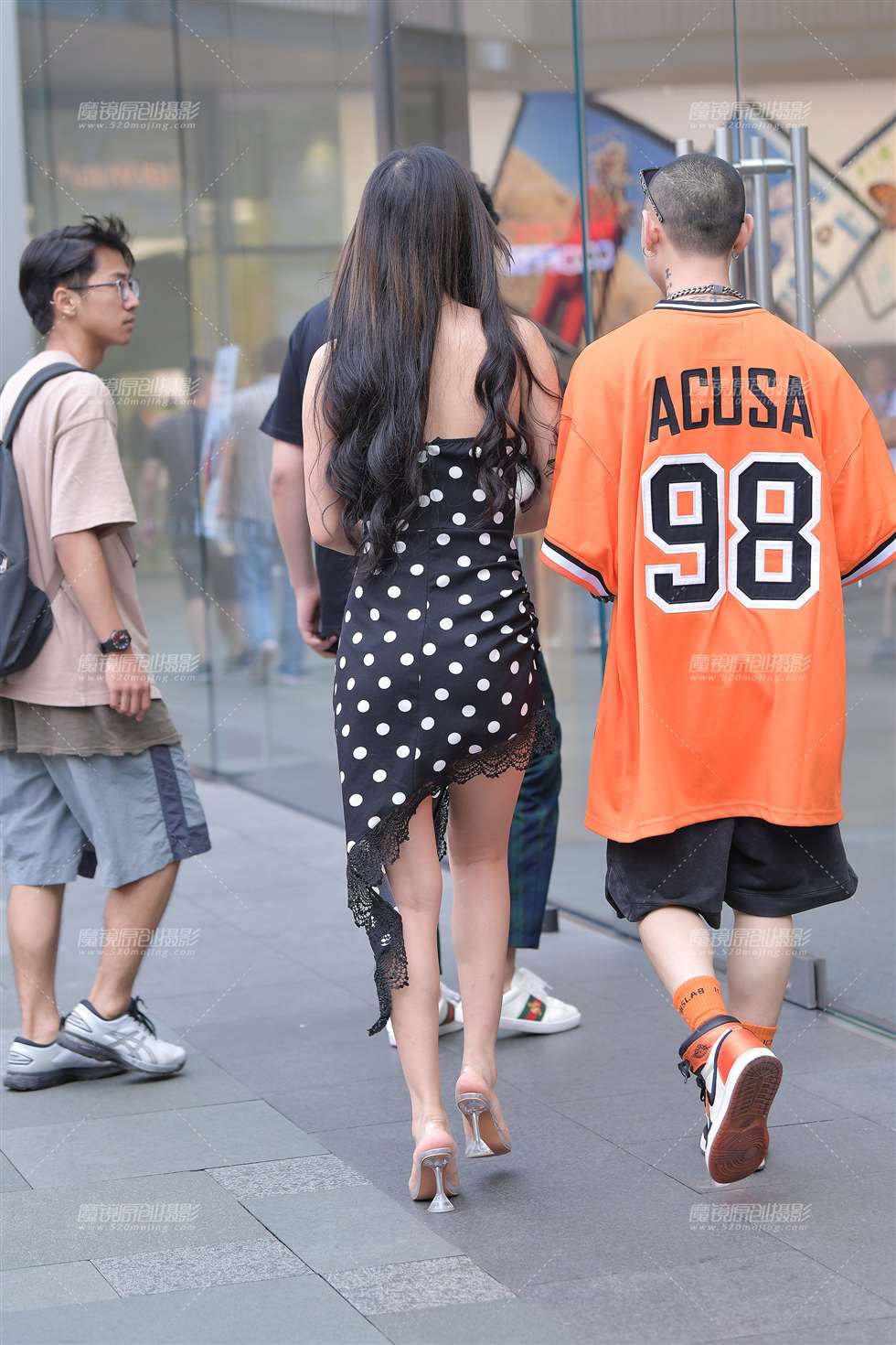 图片[2]-性感吊带裙的女人-街拍流行馆