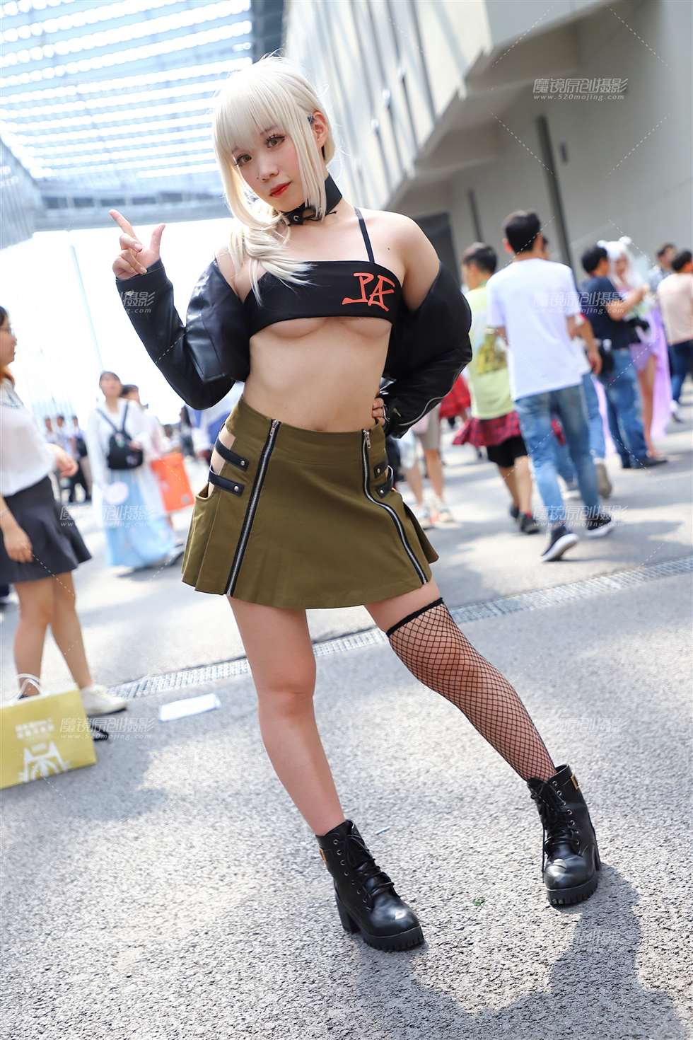 图片[4]-黑色抹胸短裙coser-街拍流行馆