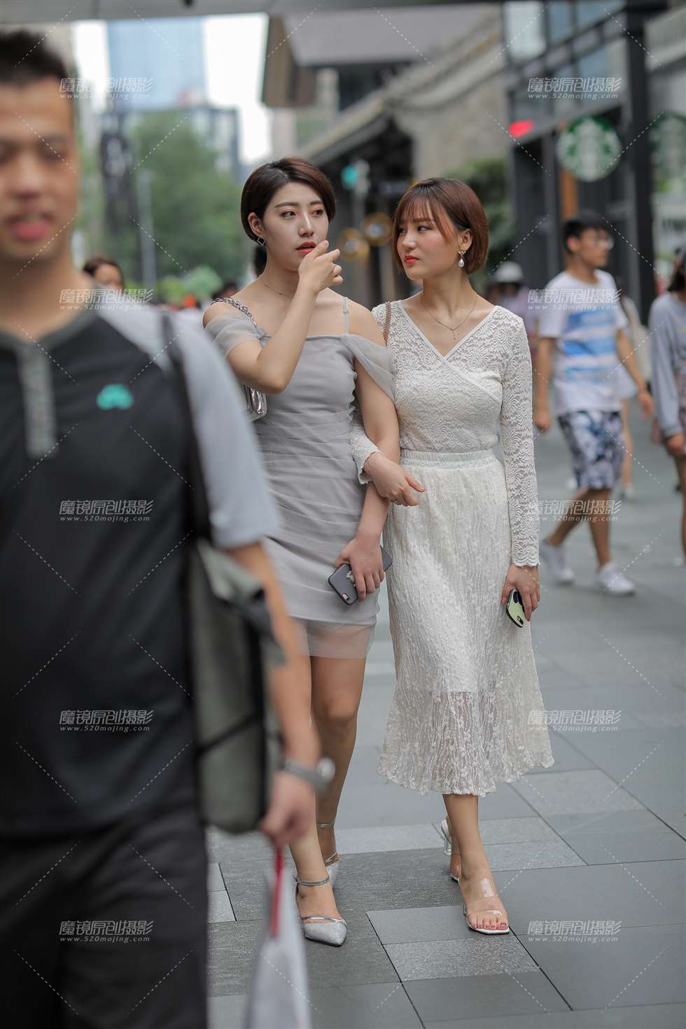 图片[3]-温婉的两美女 气质迷人-街拍流行馆