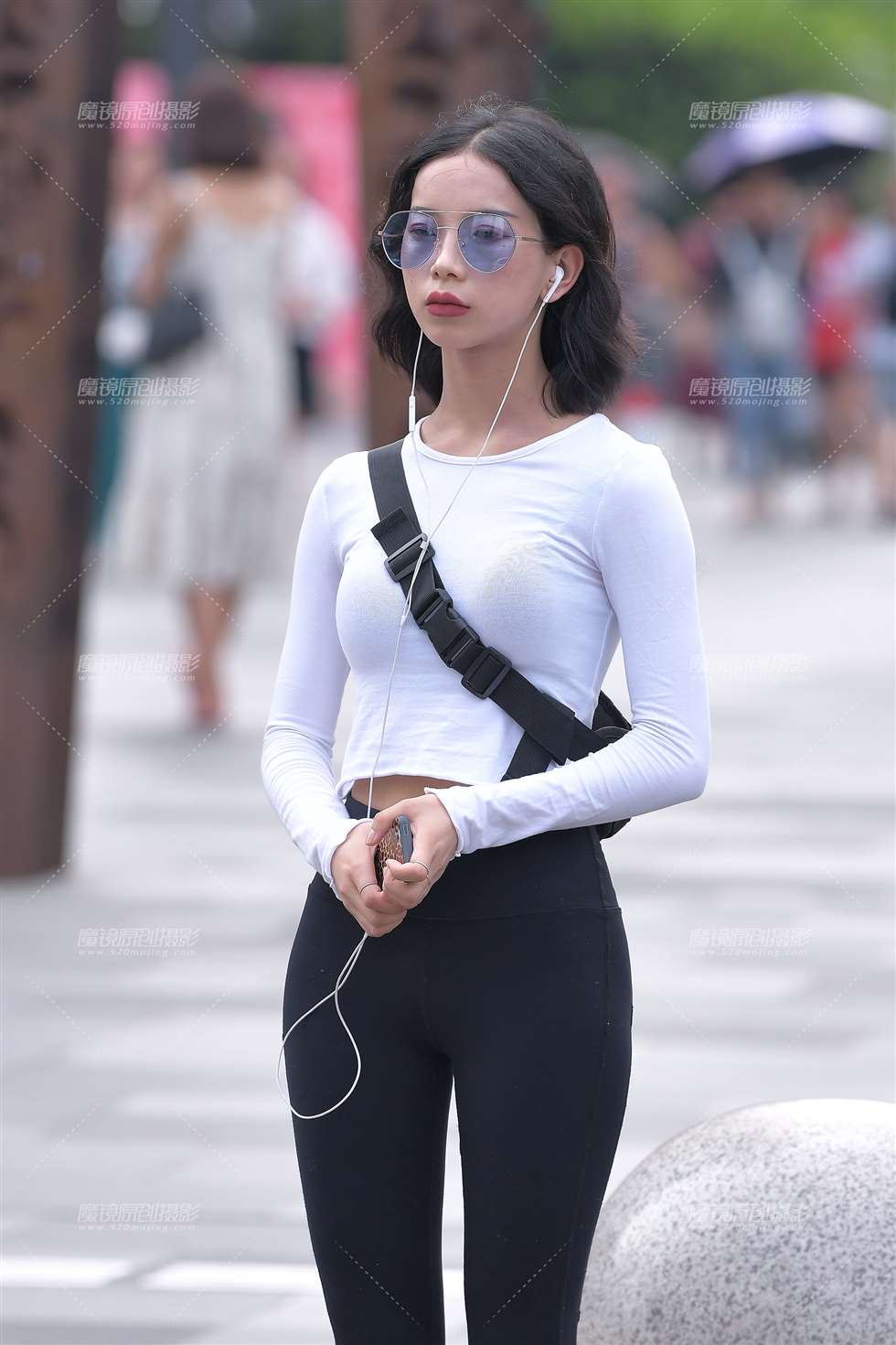 图片[1]-黑色紧身裤运动女孩-街拍流行馆
