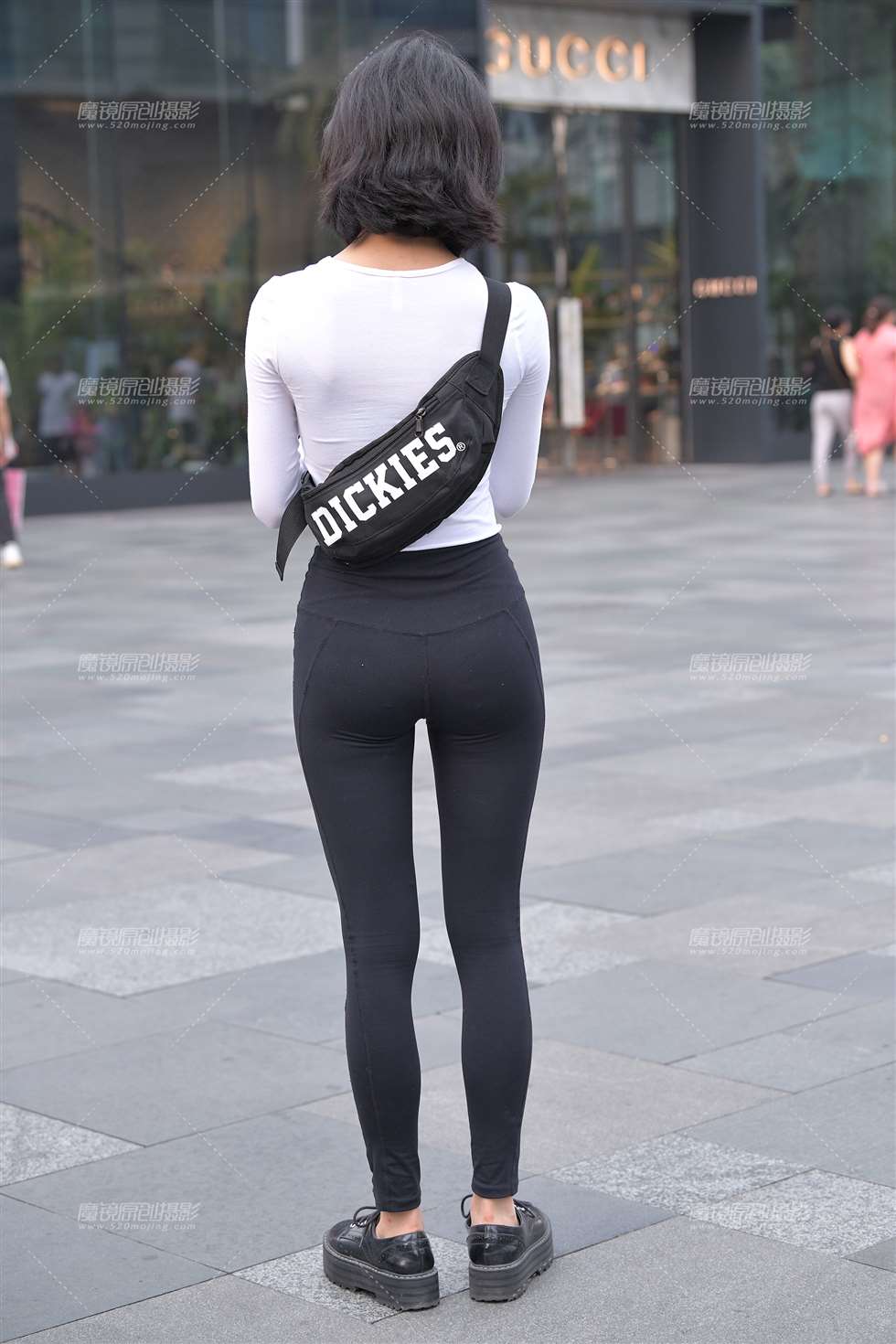图片[2]-黑色紧身裤运动女孩-街拍流行馆