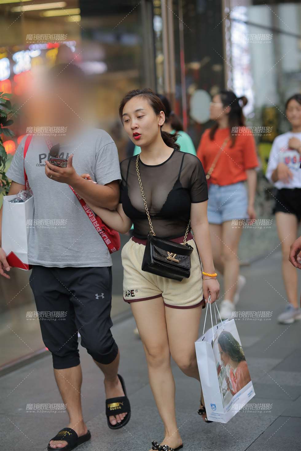 图片[3]-美女穿的真大胆-街拍流行馆
