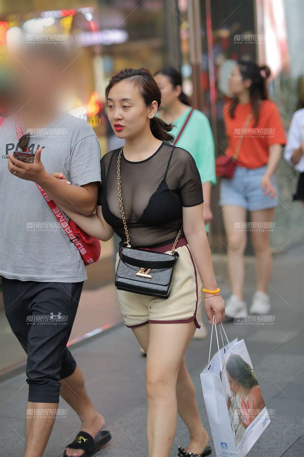 图片[4]-美女穿的真大胆-街拍流行馆