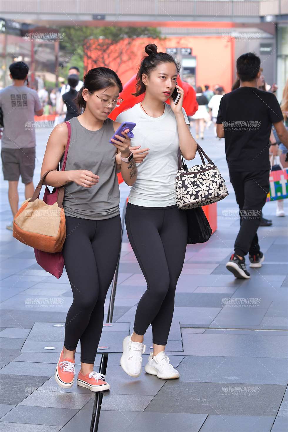 图片[1]-绑头发黑色瑜伽裤美眉-街拍流行馆